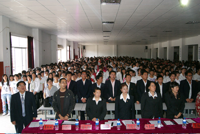 7月2日西校区赛场开幕式,全体教职员工高唱国歌