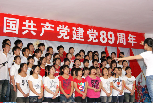 高唱红歌,培训社会主义伟大事业的继承人——西校区比赛现场