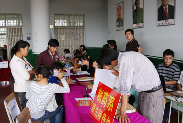 制药技术系新生报到点