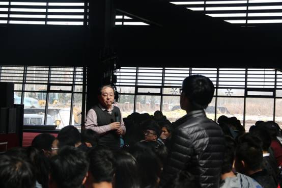 学生提问.JPG